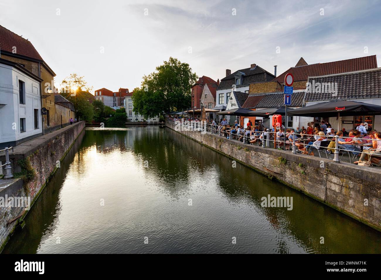 Predikherenrei, canale con terrazza ristorante la sera, Bruges, Bruges, Belgio Foto Stock