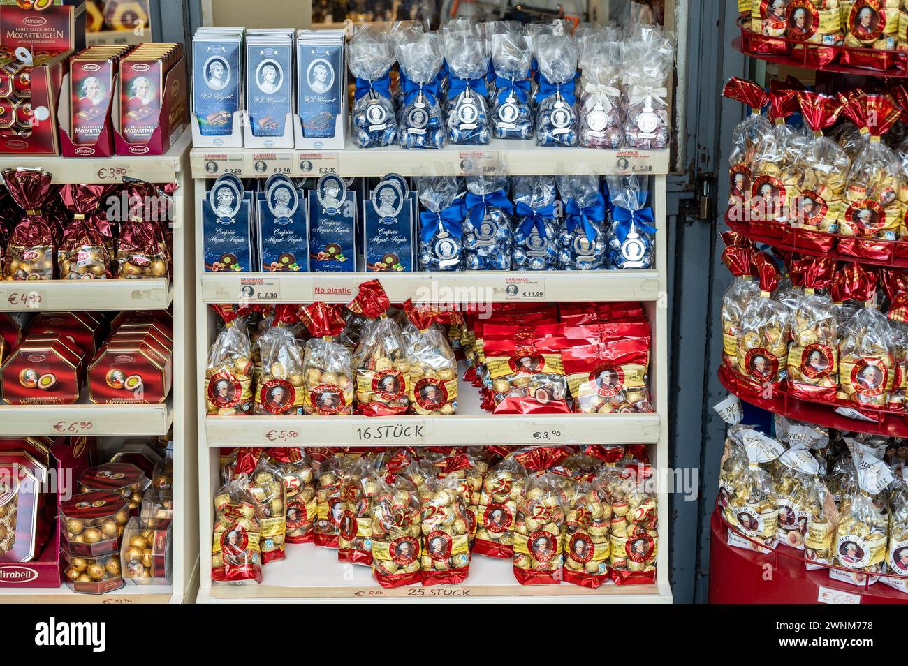 Scaffali pieni di cioccolatini e dolci confezionati in un negozio con etichette di prezzo, Mozartkugeln, Salisburgo, Austria Foto Stock