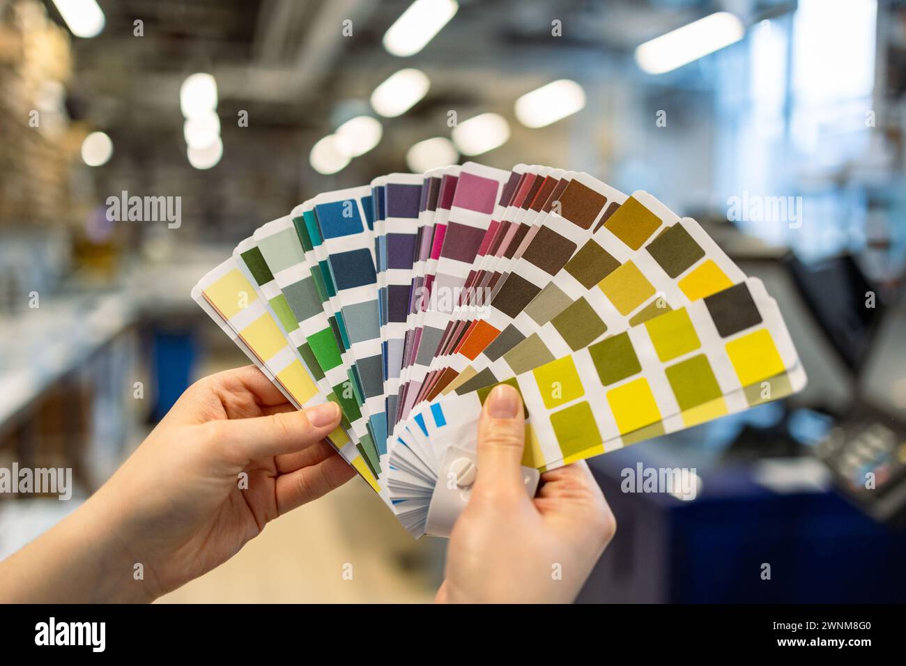 Donna mani con campioni di colore alla pressa da stampa Foto Stock