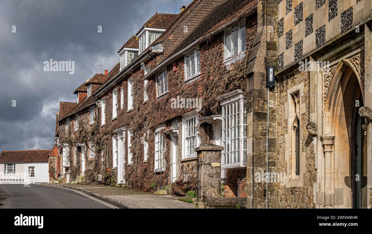 Scena di strada che raffigura le vecchie case georgiane nella città mercato del West Sussex di Midhurst. Foto Stock