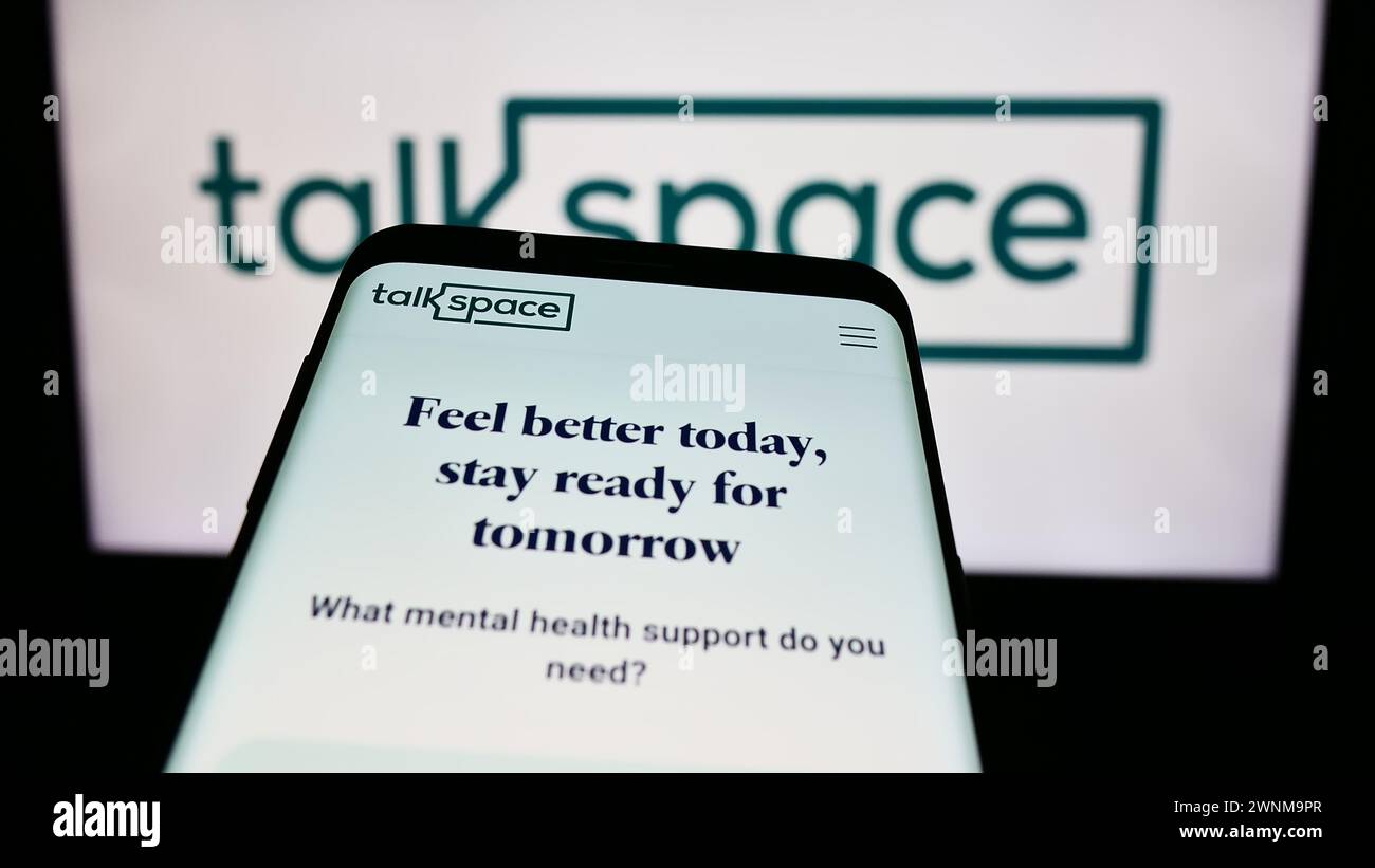 Telefono cellulare con sito web della società di psicoterapia online degli Stati Uniti Talkspace Inc. Davanti al logo aziendale. Mettere a fuoco in alto a sinistra sul display del telefono. Foto Stock