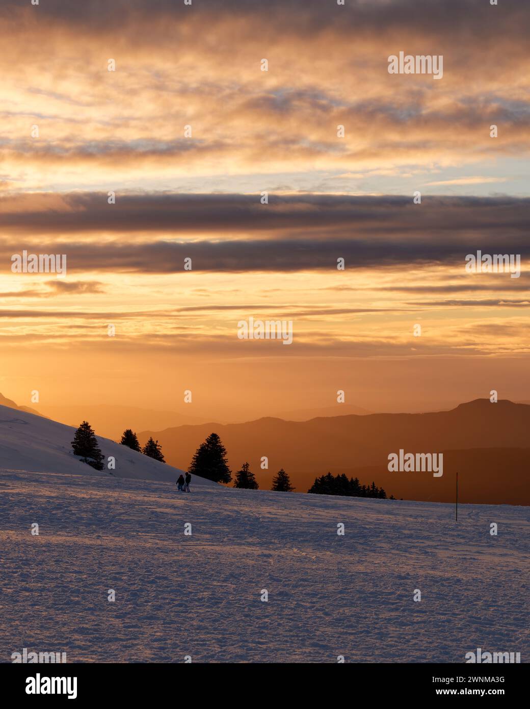 bellissimo tramonto invernale nuvoloso sulle colline Foto Stock
