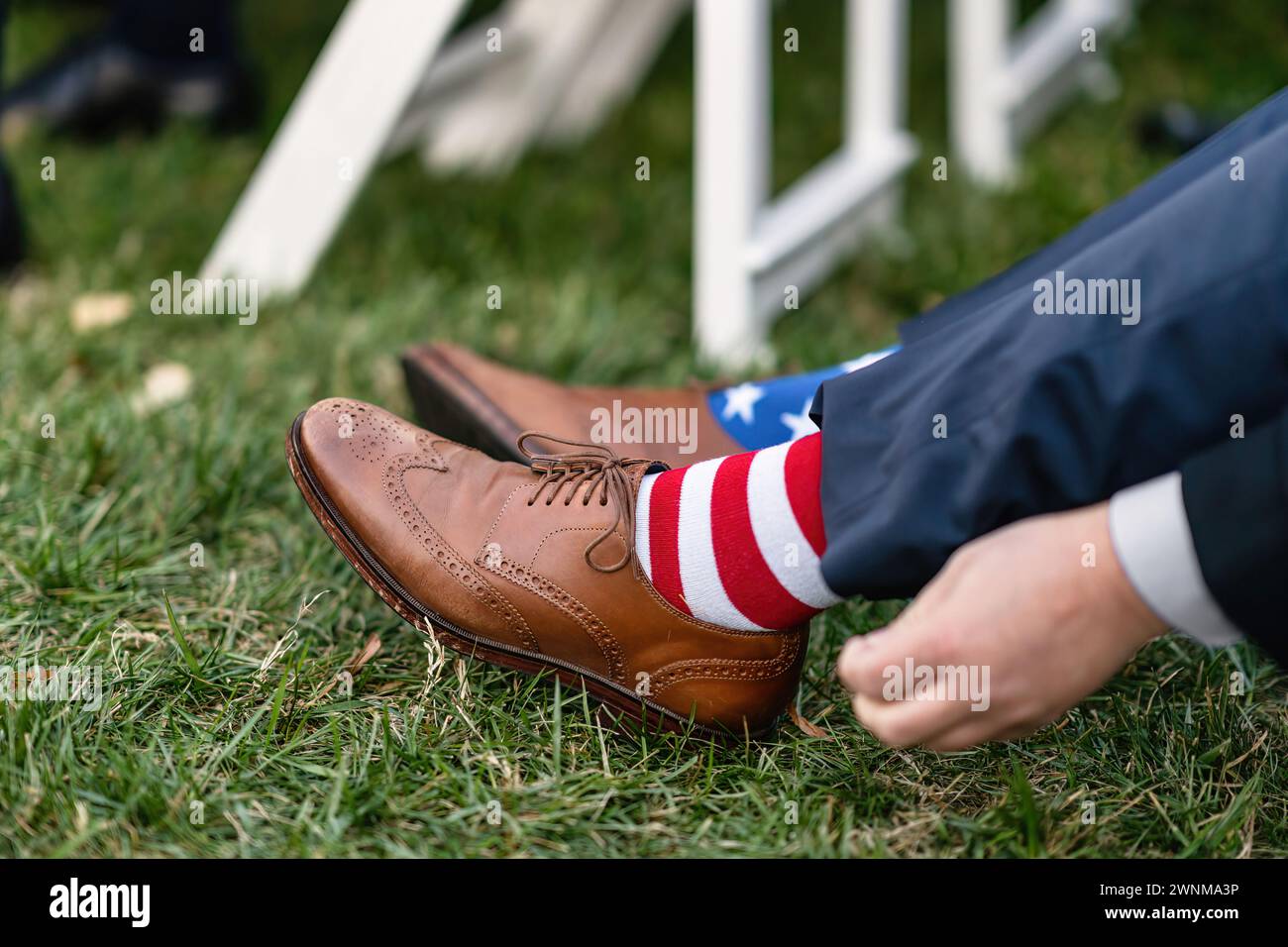 Un americano patriottico che indossa un paio di stelle e calzini a strisce - concetto di campagna elettorale Foto Stock