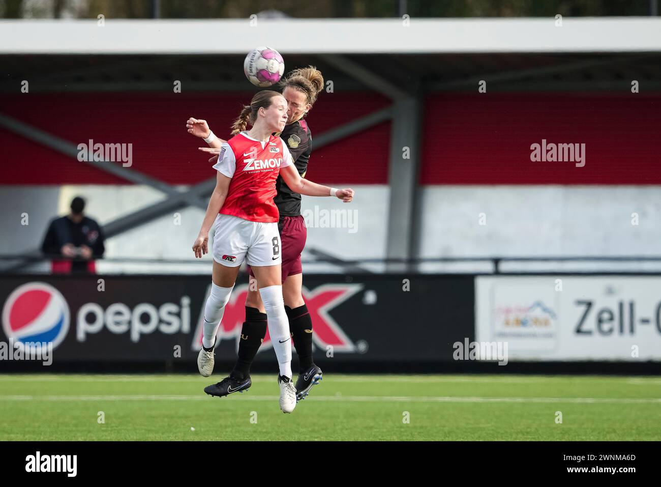 Wijdewormer, Paesi Bassi. 2 marzo 2024. WIJDEWORMER, PAESI BASSI - 2 MARZO: Manique de vette dell'AZ, Ilse van der Zande dell'FC Utrecht dirige il pallone durante l'incontro olandese Azerion Woman's Eredivisie tra AZ e FC Utrecht all'AFAS Trainingscomplex il 2 marzo 2024 a Wijdewormer, Paesi Bassi. (Foto di Jan Mulder/Orange Pictures) credito: Orange Pics BV/Alamy Live News Foto Stock