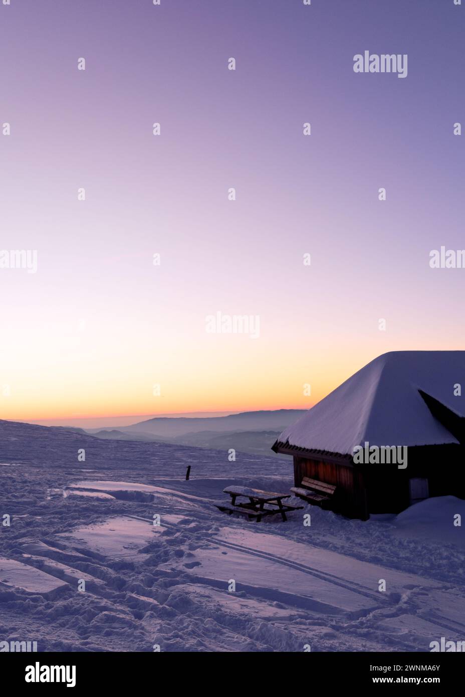 splendido paesaggio invernale dalle alture della montagna Foto Stock