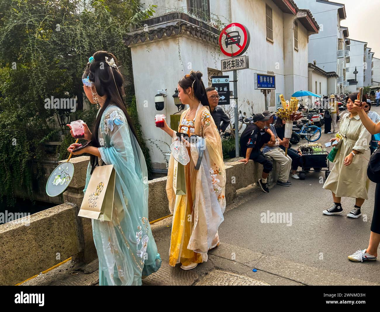 Suzhou, Cina, turisti cinesi, scene di strada, centro storico della città vecchia, passeggiate con le donne, in seta tradizionale, abito Foto Stock