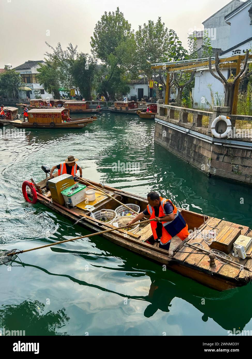 Suzhou, Cina, lavoratori migranti cinesi, Cleaning Canal, Street Scenes, centro storico della città vecchia, Canal grande Foto Stock