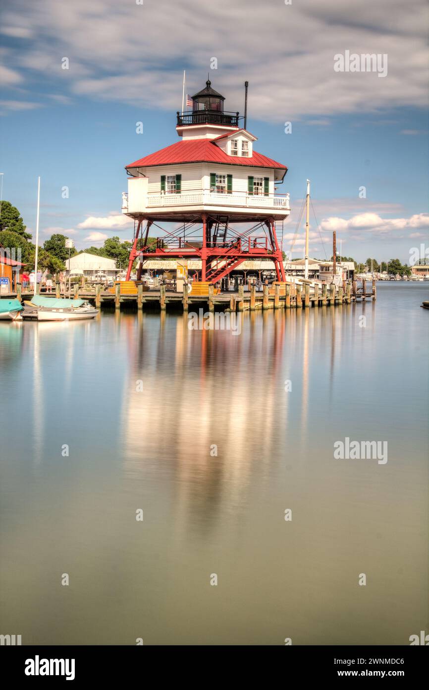 Lo storico faro di Drum Point si erge a guardia della baia di Chesapeake. Foto Stock