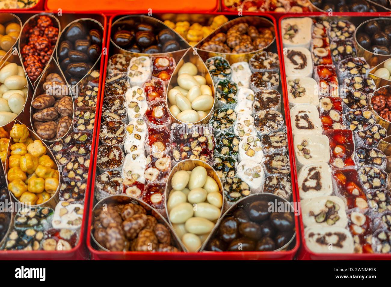 Delizie turche tradizionali assortite. Rahat lokum, baklava e diverse noci. Foto Stock