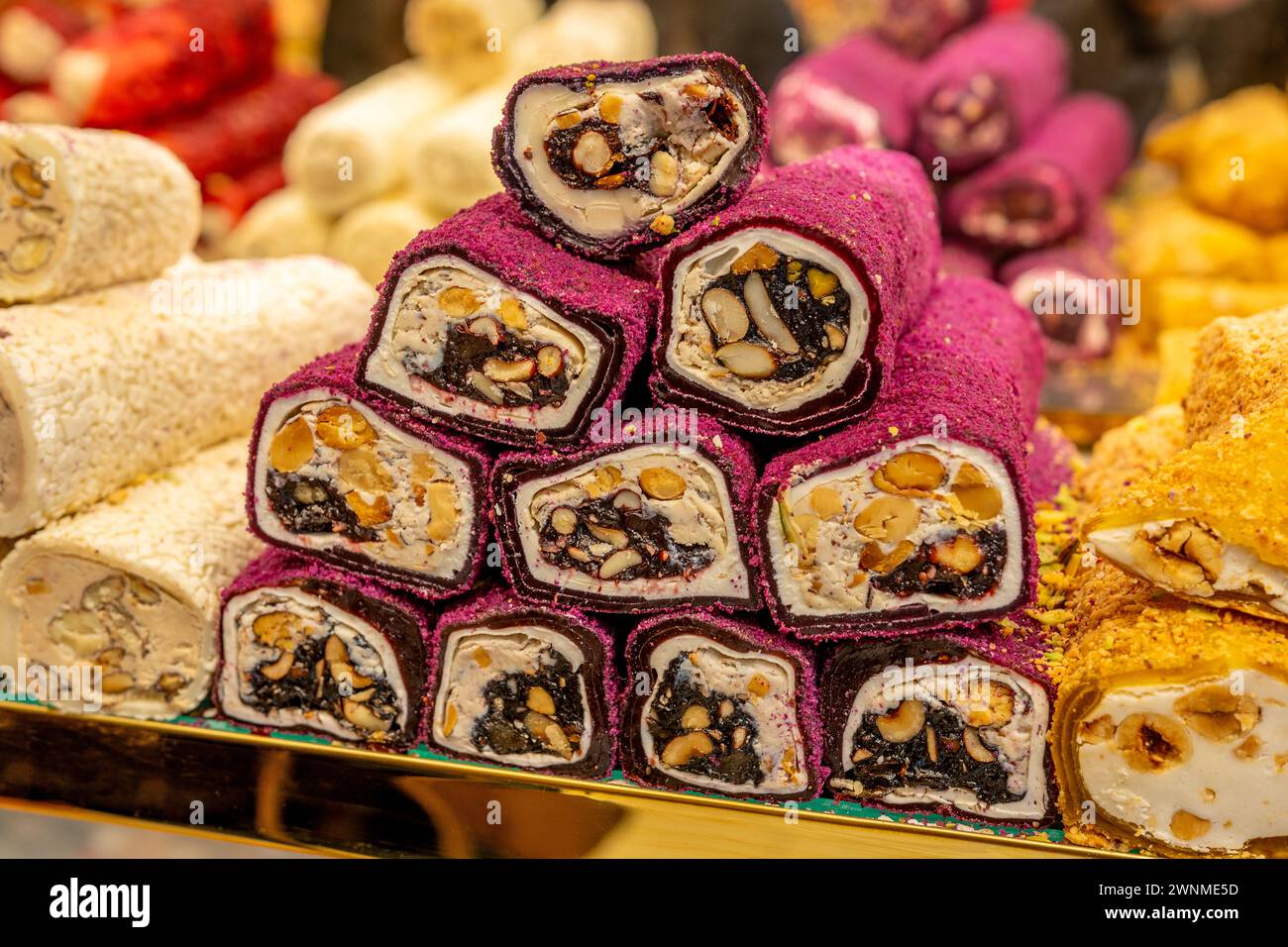 Dolci orientali. Delizie turche tradizionali assortite (Rahat lokum). Delizia turca con diversi tipi di frutta secca e scaglie di cocco. Foto Stock