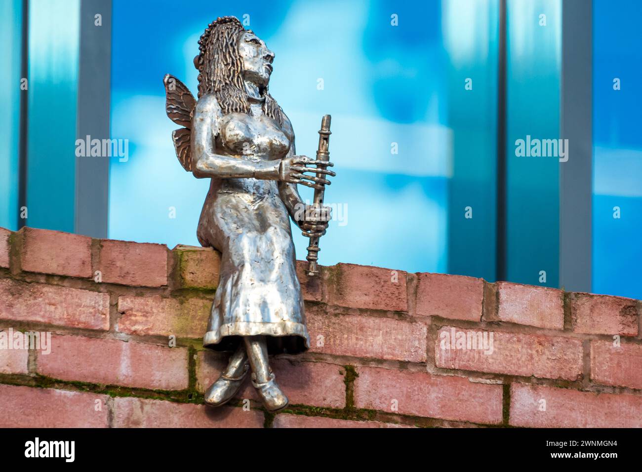 La statua di un gufo sul sentiero delle statue di Prescot, sede del teatro Shakespeare North. Parte delle streghe cantano dal Macbeth di Shakespeare. Foto Stock