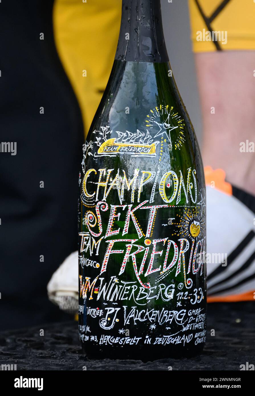 Winterberg, Germania. 3 marzo 2024. Bob: Campionati del mondo, Bob a quattro uomini, uomini, 4° corsa. Una bottiglia di champagne per il team tedesco Francesco Friedrich si erge sul podio dopo la sua vittoria. Crediti: Robert Michael/dpa/Alamy Live News Foto Stock