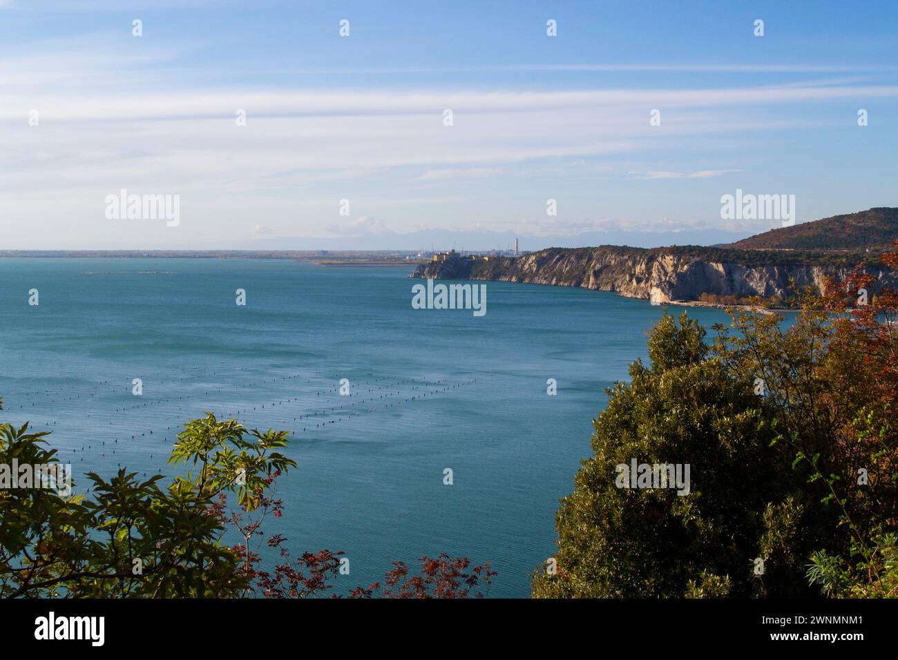 Vista estiva dalla costa di Trieste Foto Stock