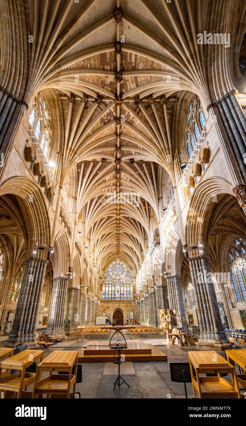 La navata della Cattedrale di Exeter, rivolta verso ovest. La cattedrale ha la più lunga campata di volte medievali al mondo. Exeter, Devon, Inghilterra, Regno Unito. Foto Stock