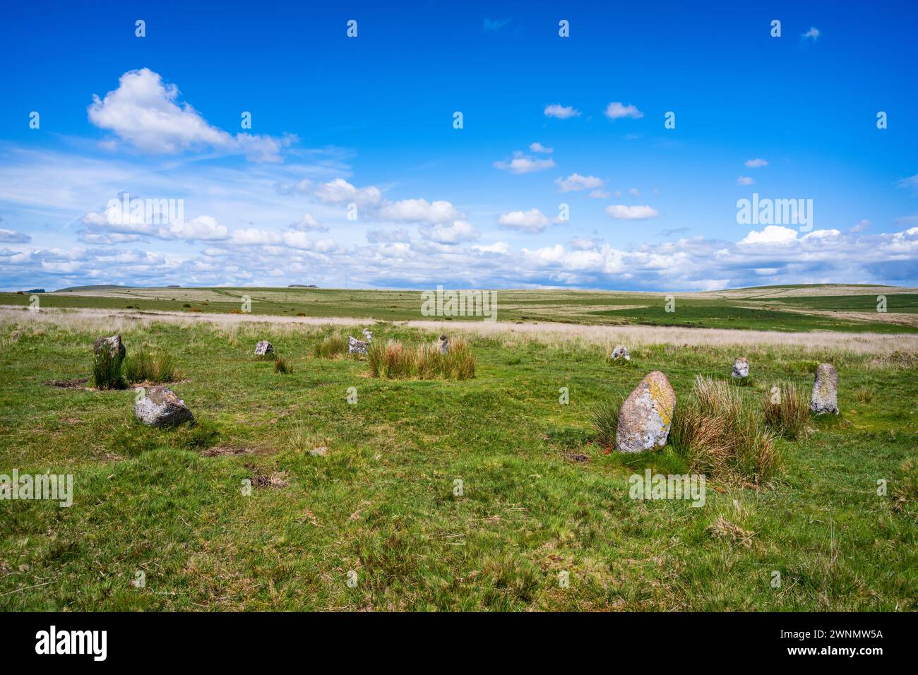 Ringmoor giù cerchio di pietre, un basso cairn con cordolo di pietre stazionarie all'estremità meridionale di una fila di pietre. Dartmoor National Park, Devon, Regno Unito. Foto Stock