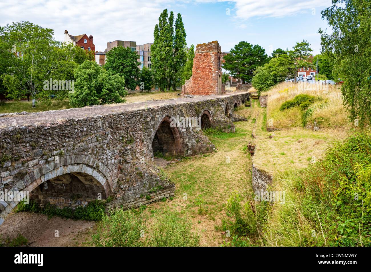 L'Old exe Bridge è un ponte ad arco medievale in rovina costruito tra il 1190 e il 1214. Exeter, Devon, Inghilterra, Regno Unito. Foto Stock