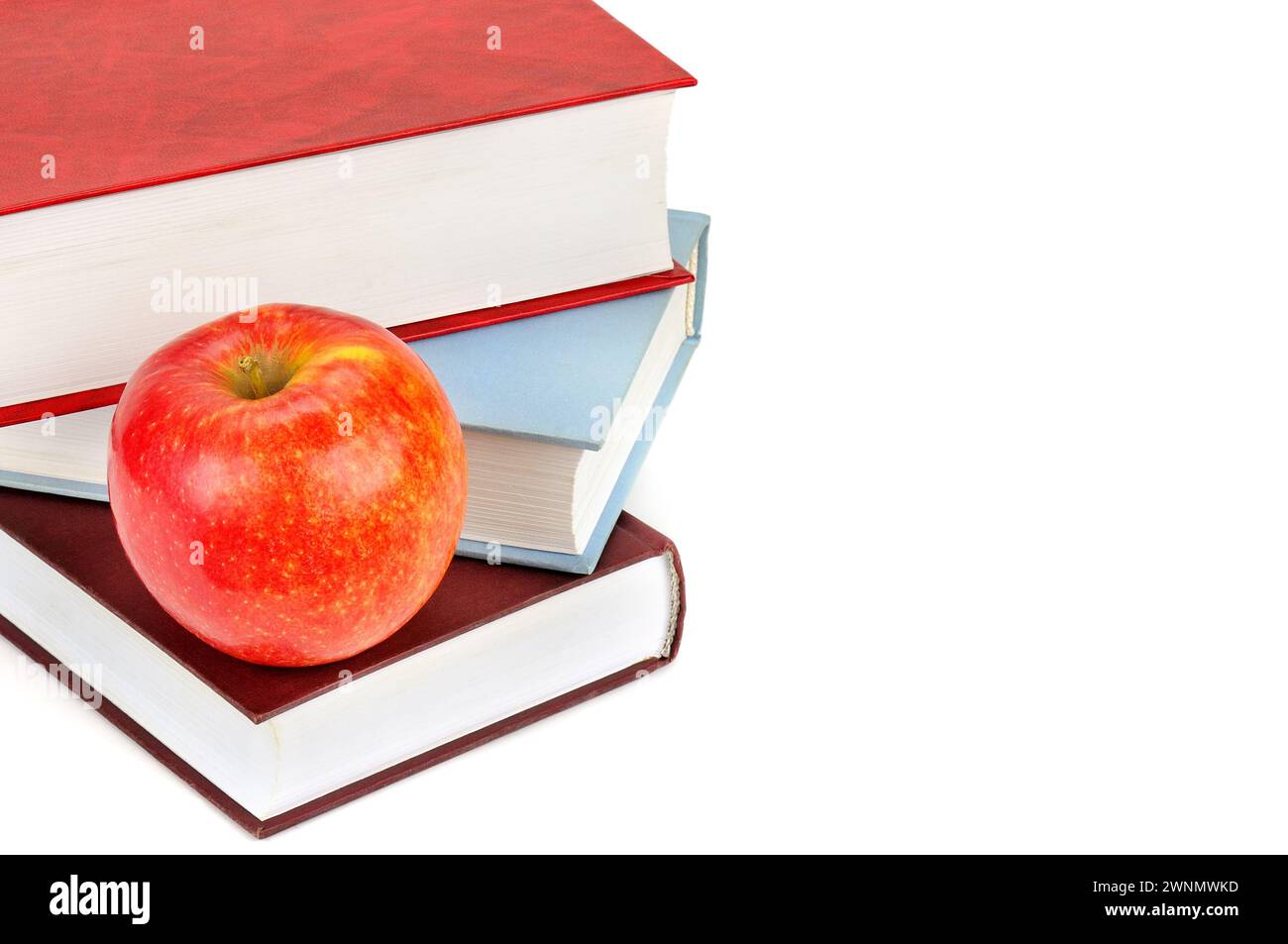 Torre dei libri con mela isolata su sfondo bianco. Spazio libero per il testo. Foto Stock