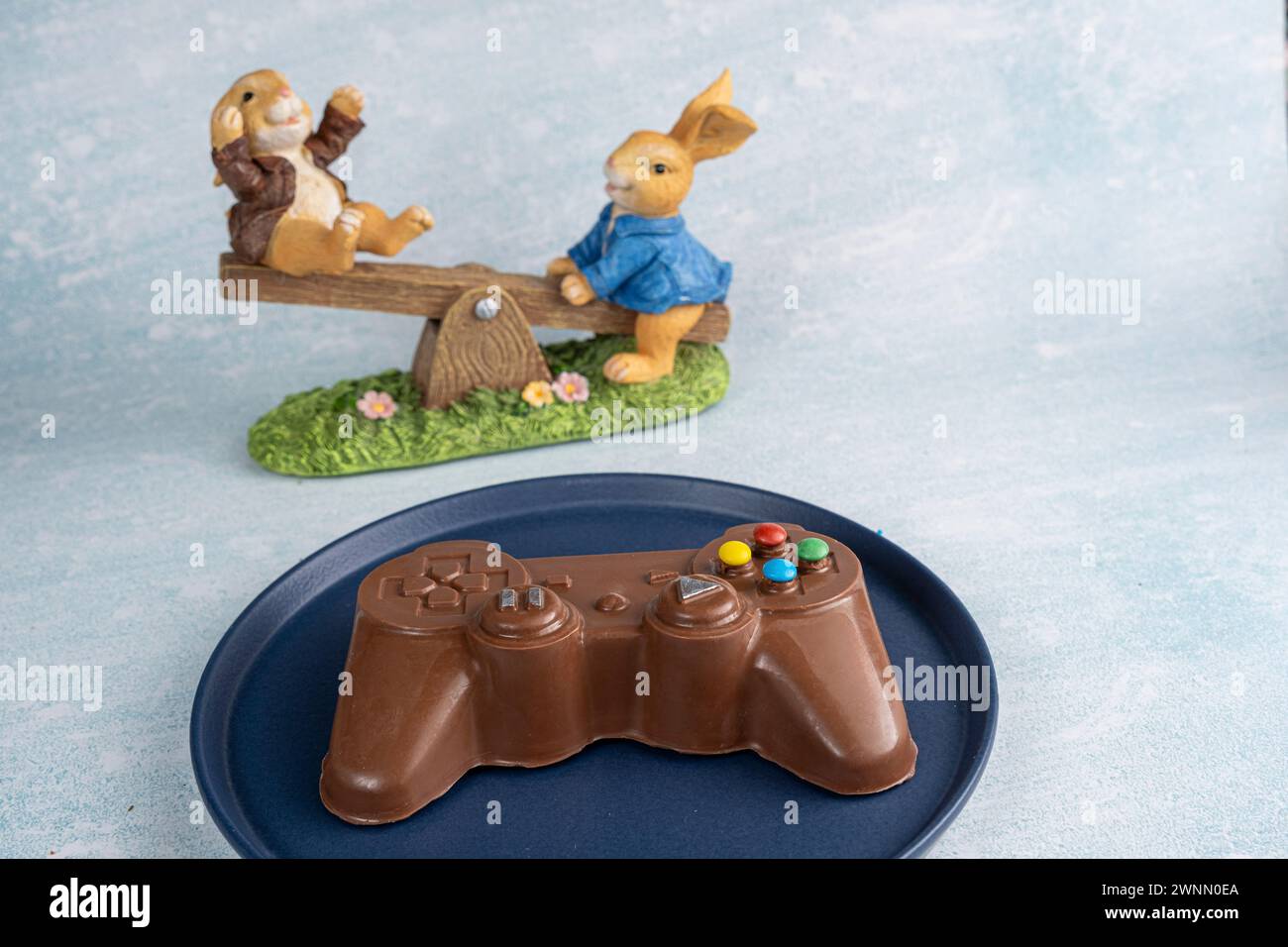 Cioccolato al latte a forma di controller per videogiochi insieme a piccoli conigli 1. Foto Stock