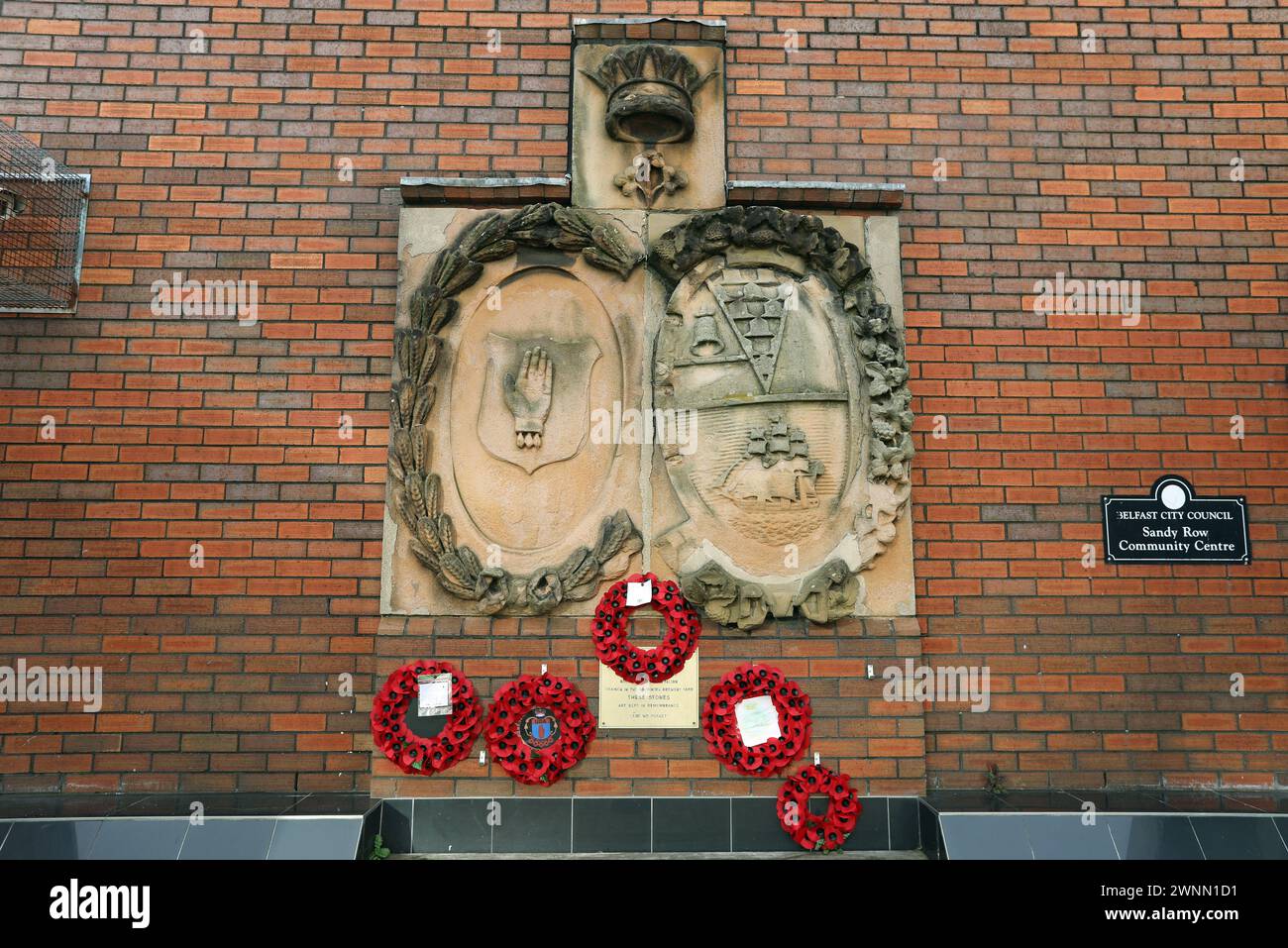 Memoriale di guerra in pietra scolpita a Sandy Row che è stato conservato dalla Ulster Brewing Company a Belfast Foto Stock