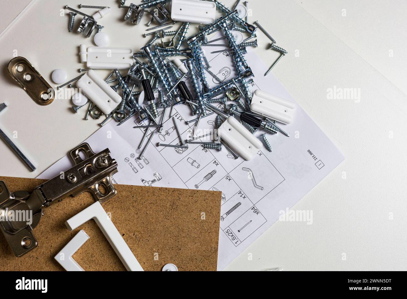 Accessori per mobili. Opzioni hardware e strumenti per l'assemblaggio di mobili su sfondo bianco. Ampia scelta di accessori per mobili. Foto Stock