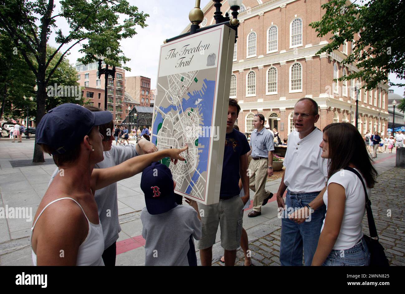 I visitatori di Boston, Massachusetts, controllano una mappa mentre seguono il Freedom Trail fino al mercato di Faneuil Hall e Quincy Market. Foto Stock