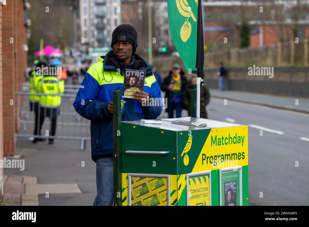 Un venditore viene visto vendere programmi match day prima del match per il titolo Sky Bet tra Norwich City e Sunderland a Carrow Road, Norwich, sabato 2 marzo 2024. (Foto: David Watts | mi News) crediti: MI News & Sport /Alamy Live News Foto Stock