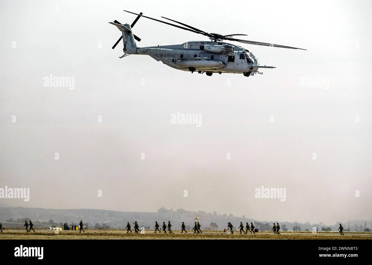 SAN DIEGO, CA - 15 OTTOBRE 2004: Un elicottero CH-53E Super Stallion vola sopra i marines durante un finto attacco al Miramar Air Show il 15 ottobre, Foto Stock
