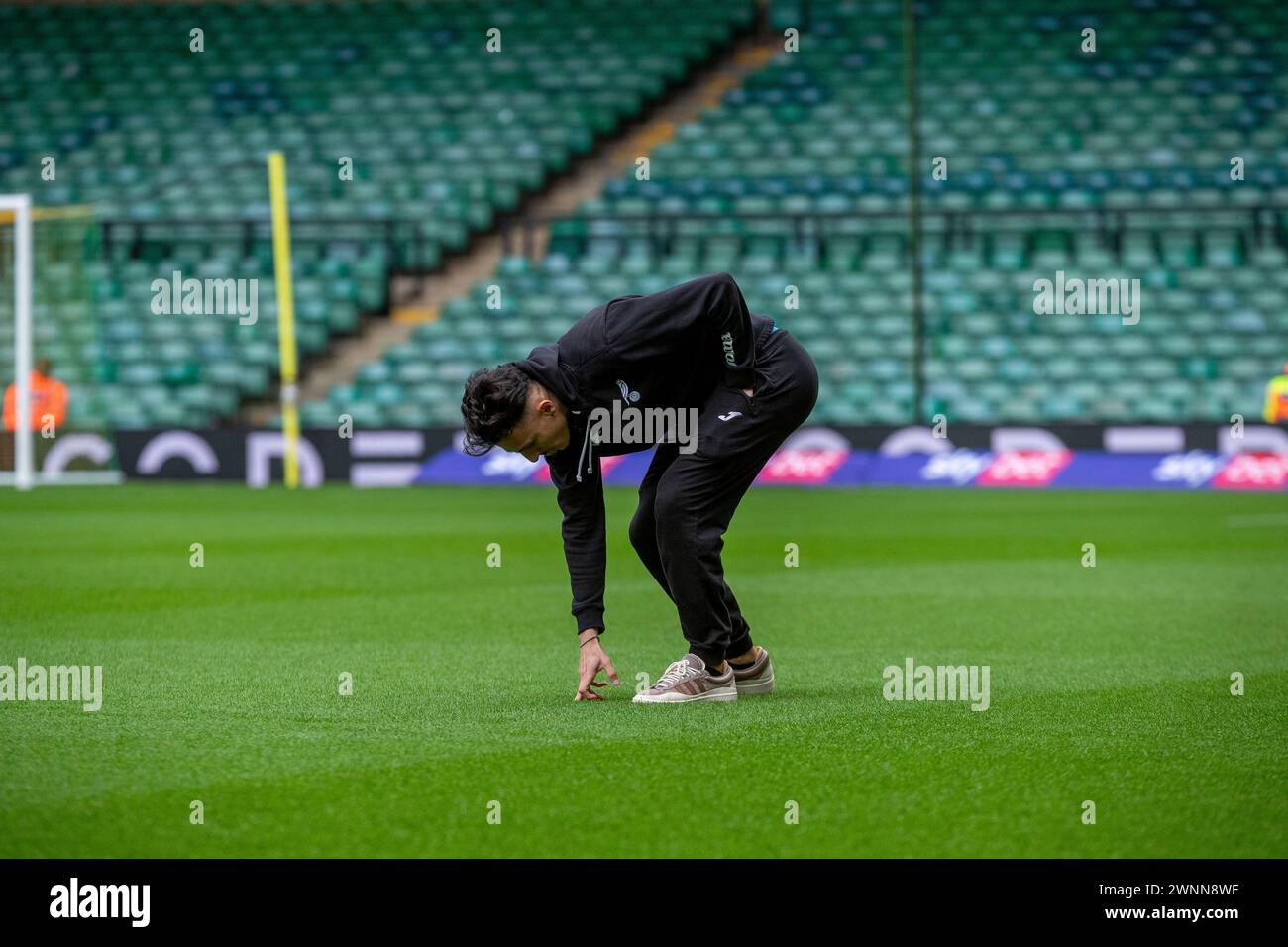 Dimitris Giannoulis di Norwich City viene visto ispezionare il campo prima del match per lo Sky Bet Championship tra Norwich City e Sunderland a Carrow Road, Norwich, sabato 2 marzo 2024. (Foto: David Watts | mi News) crediti: MI News & Sport /Alamy Live News Foto Stock