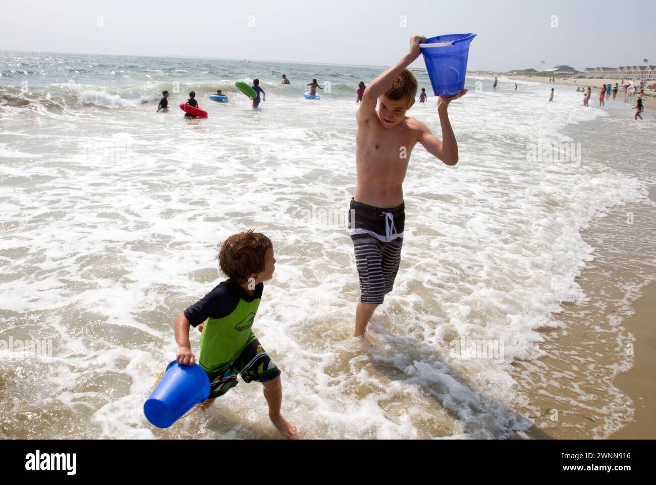 I bambini giocano al limitare delle acque della spiaggia di Watch Hill nel Rhode Island. Foto Stock