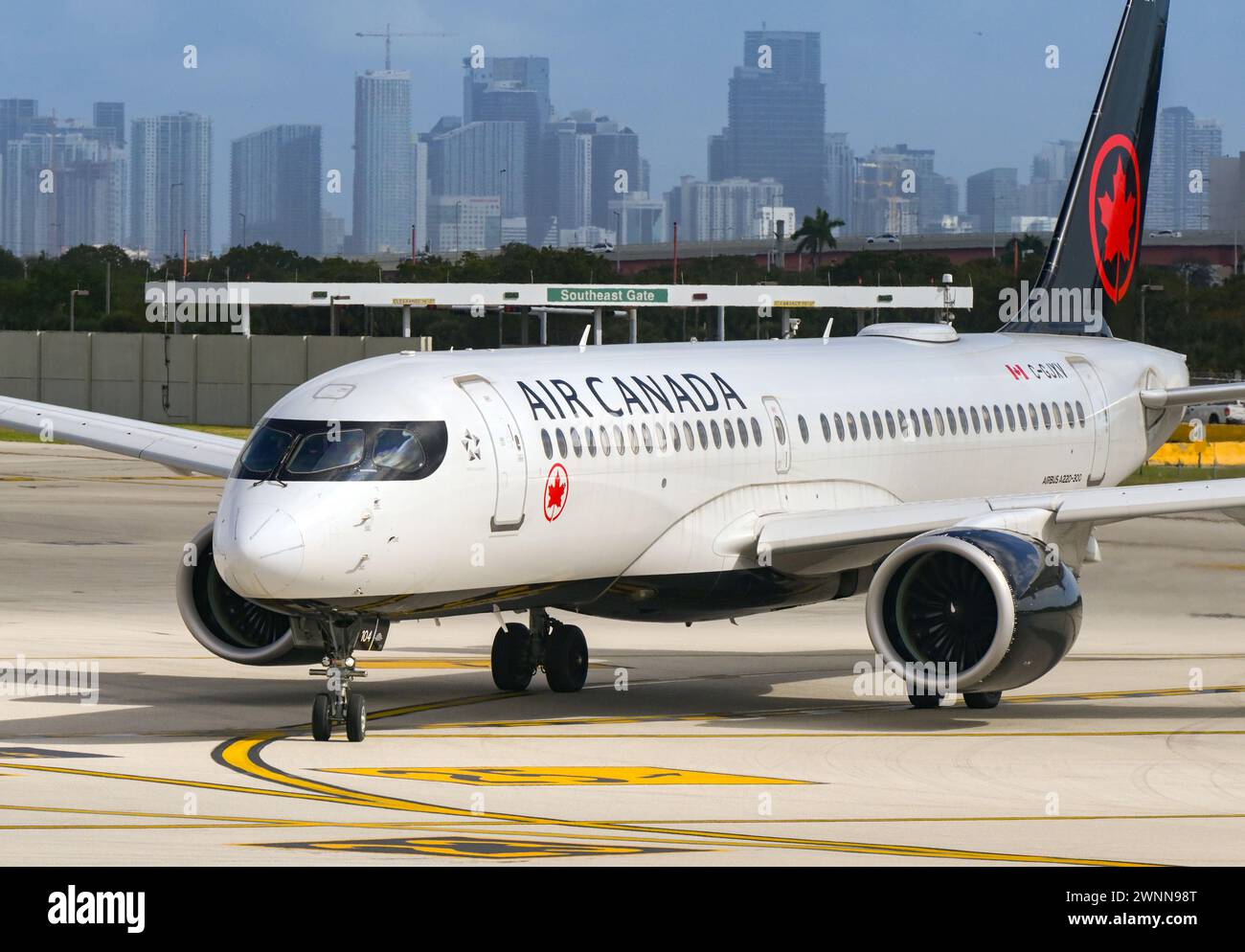 Miami, Florida, USA - 27 gennaio 2024: Airbus A220 jet (registrazione C-GJXV) operato da Air Canada Foto Stock