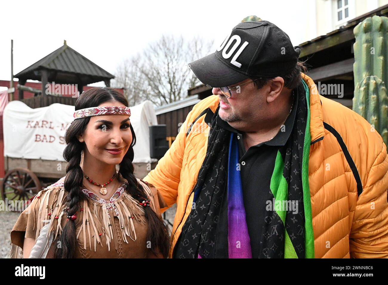 Sila Sahin und Andreas Ellermann bei der Präsentation der Gaststars von Winnetou II - Ribanna und Old Firehand der Karl-May-Festpiele 2024 im Indian Village. Bad Segeberg 01.03.2024 Karl May Spiele a Bad Segeberg - Pressekonferenz zu Winnetou II Ribanna und Old Firehand, Bad Segeberg Schleswig-Holstein Deutschland Karl-May-Spiele *** Sila Sahin e Andreas Ellermann alla presentazione delle guest star di Winnetou II Ribanna e Old Firehand del Karl May Festival 2024 nel villaggio indiano Bad Segeberg 01 03 2024 Karl May Games a Bad Segeberg Conferenza stampa su Winnetou II Ribanna e. Foto Stock