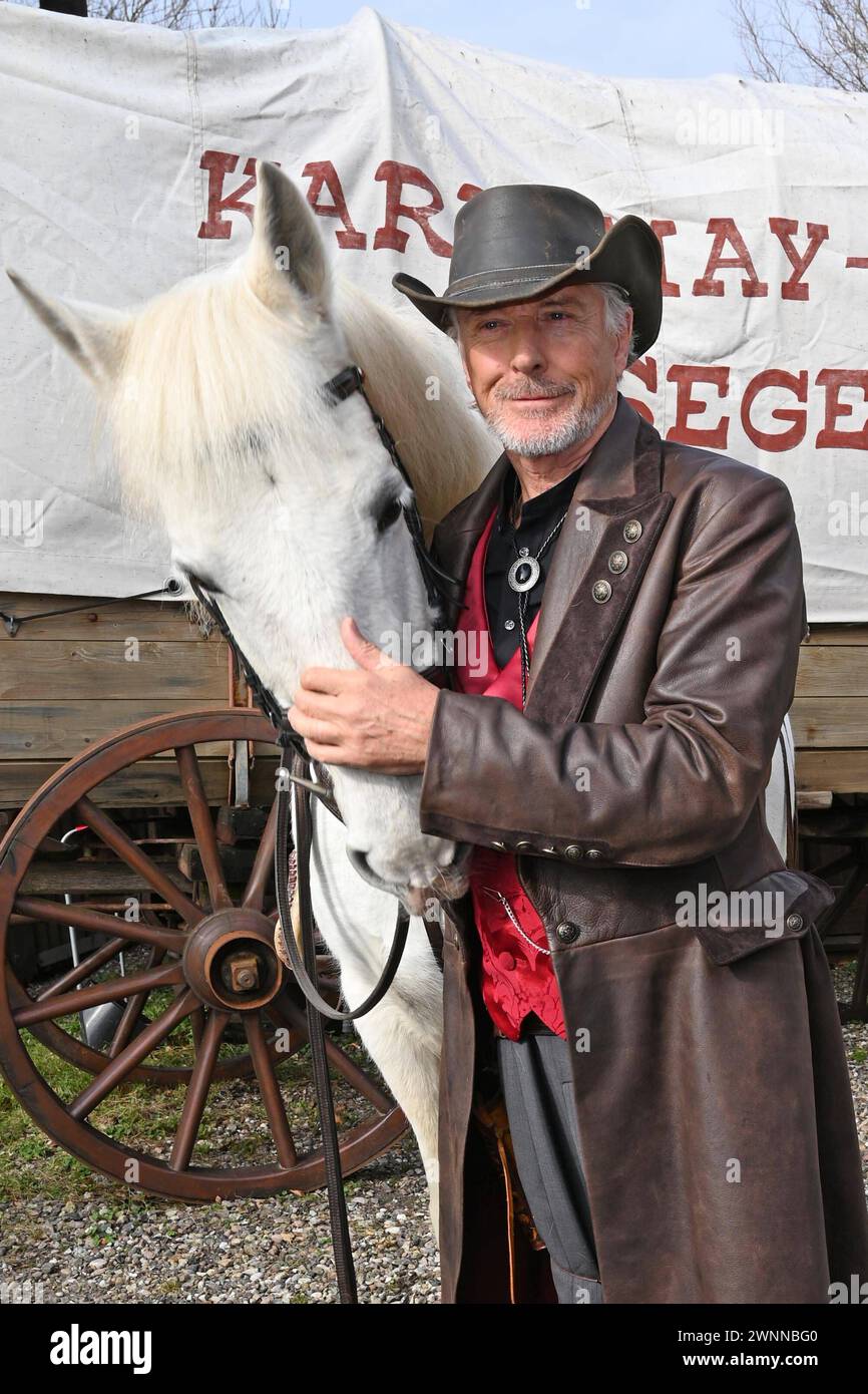 Nick Wilder bei der Präsentation der Gaststars von Winnetou II - Ribanna und Old Firehand der Karl-May-Festpiele 2024 im Indian Village. Bad Segeberg 01.03.2024 Karl May Spiele a Bad Segeberg - Pressekonferenz zu Winnetou II Ribanna und Old Firehand, Bad Segeberg Schleswig-Holstein Deutschland Karl-May-Spiele *** Nick Wilder alla presentazione delle guest star di Winnetou II Ribanna e Old Firehand del Karl May Festival 2024 nel villaggio indiano Bad Segeberg 01 03 2024 Karl May Games a Bad Segeberg Conferenza stampa su Winnetou II Ribanna e. vecchio Firehand, Bad Segeberg Schleswig Holst Foto Stock