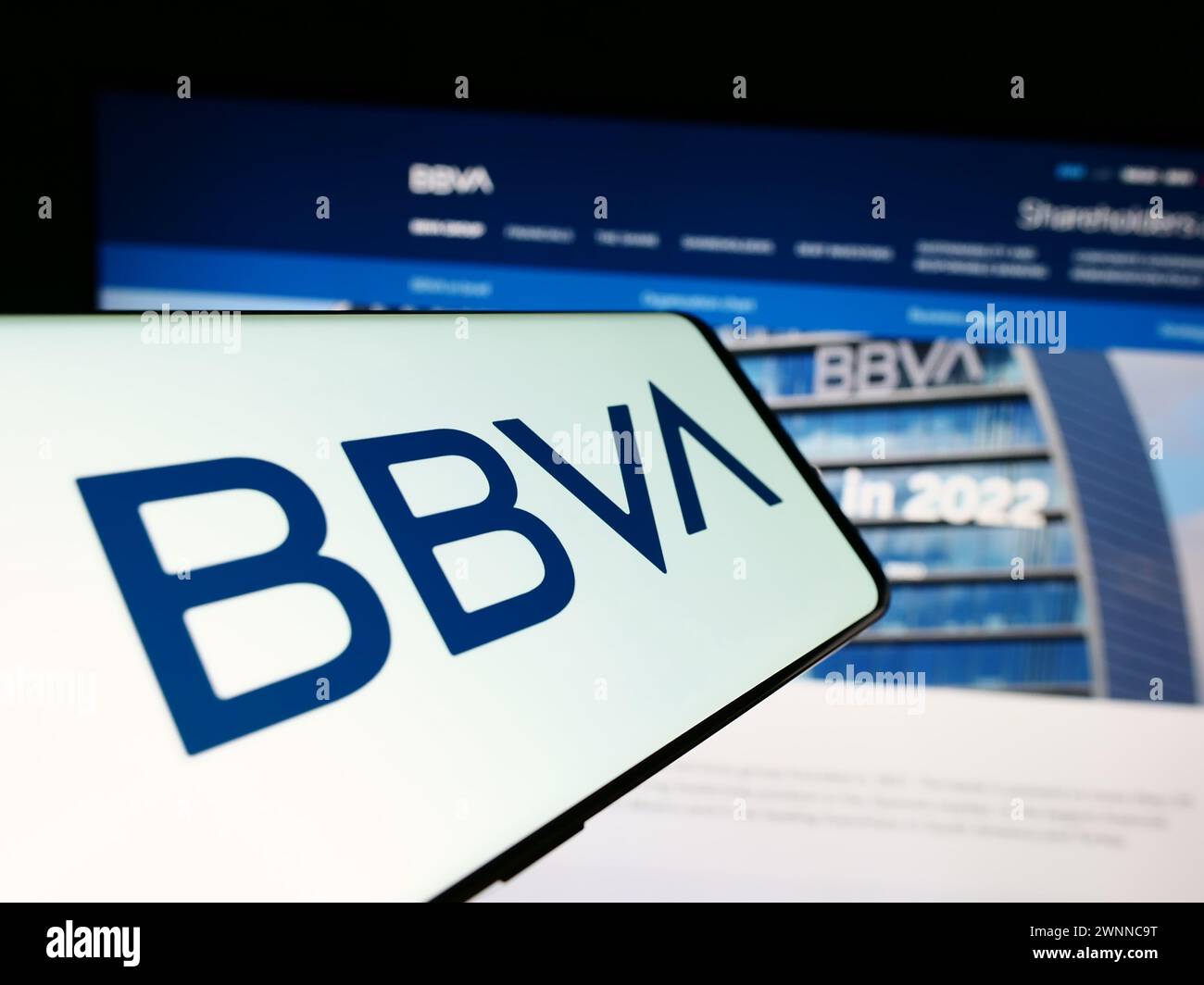 Smartphone con logo dell'azienda Banco Bilbao Vizcaya Argentaria SA (BBVA) davanti al sito Web aziendale. Mettere a fuoco la parte centrale destra del display del telefono. Foto Stock