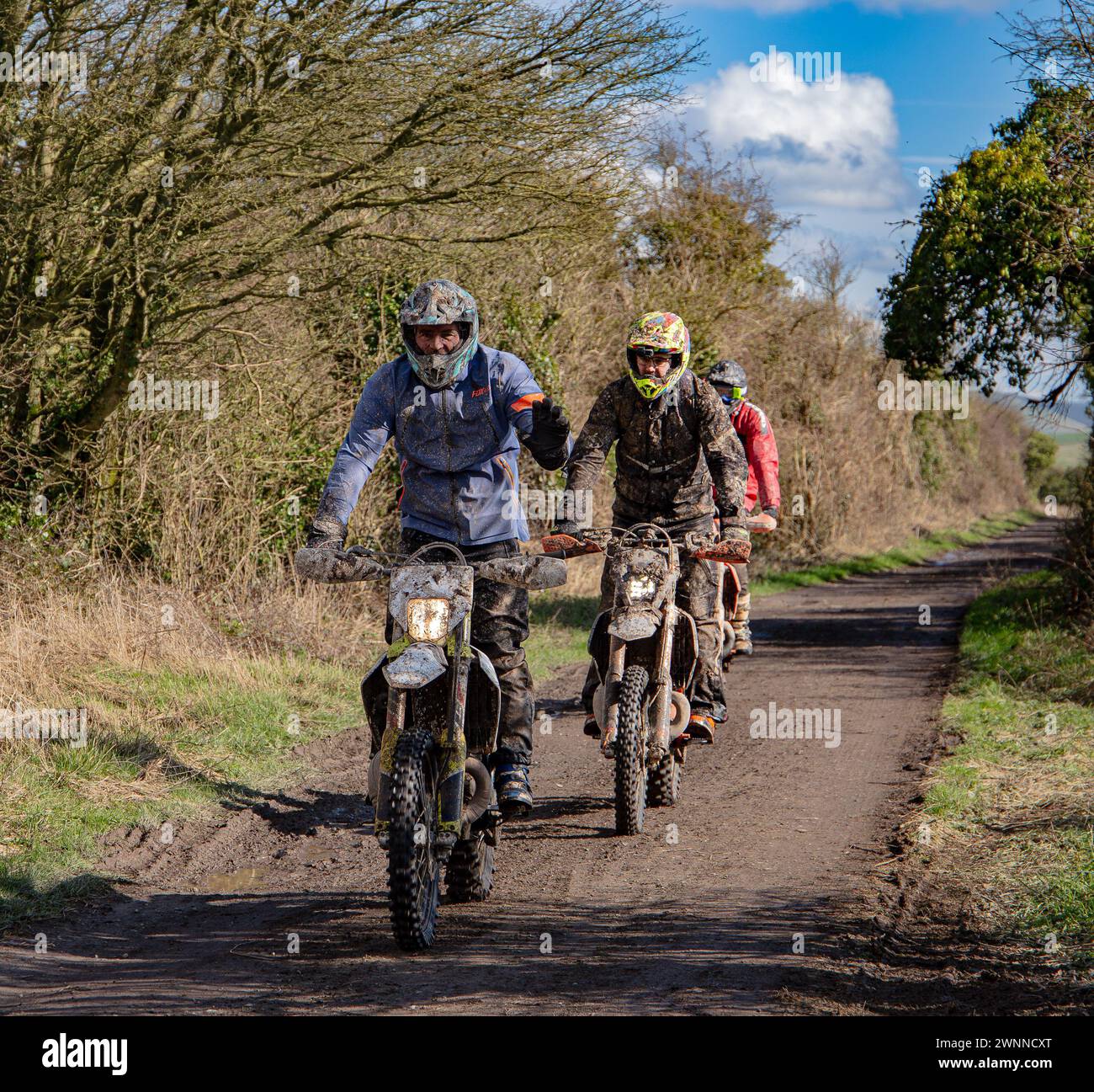 Tre biciclette da corsa su una pista fangosa lungo le piste del Wiltshire. Foto Stock