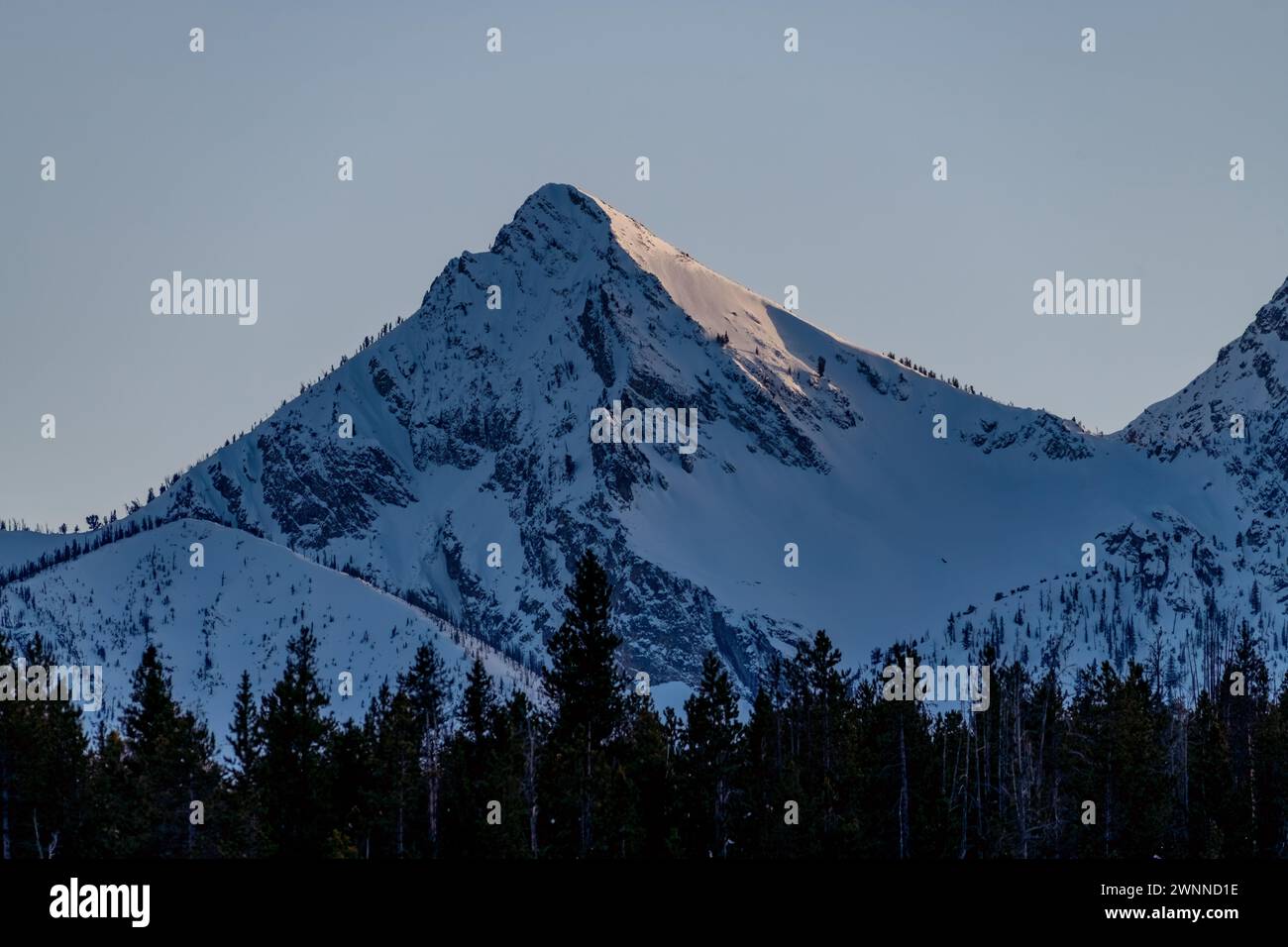 Ultima luce su un singolo picco nei Sawtooths dell'Idaho Foto Stock