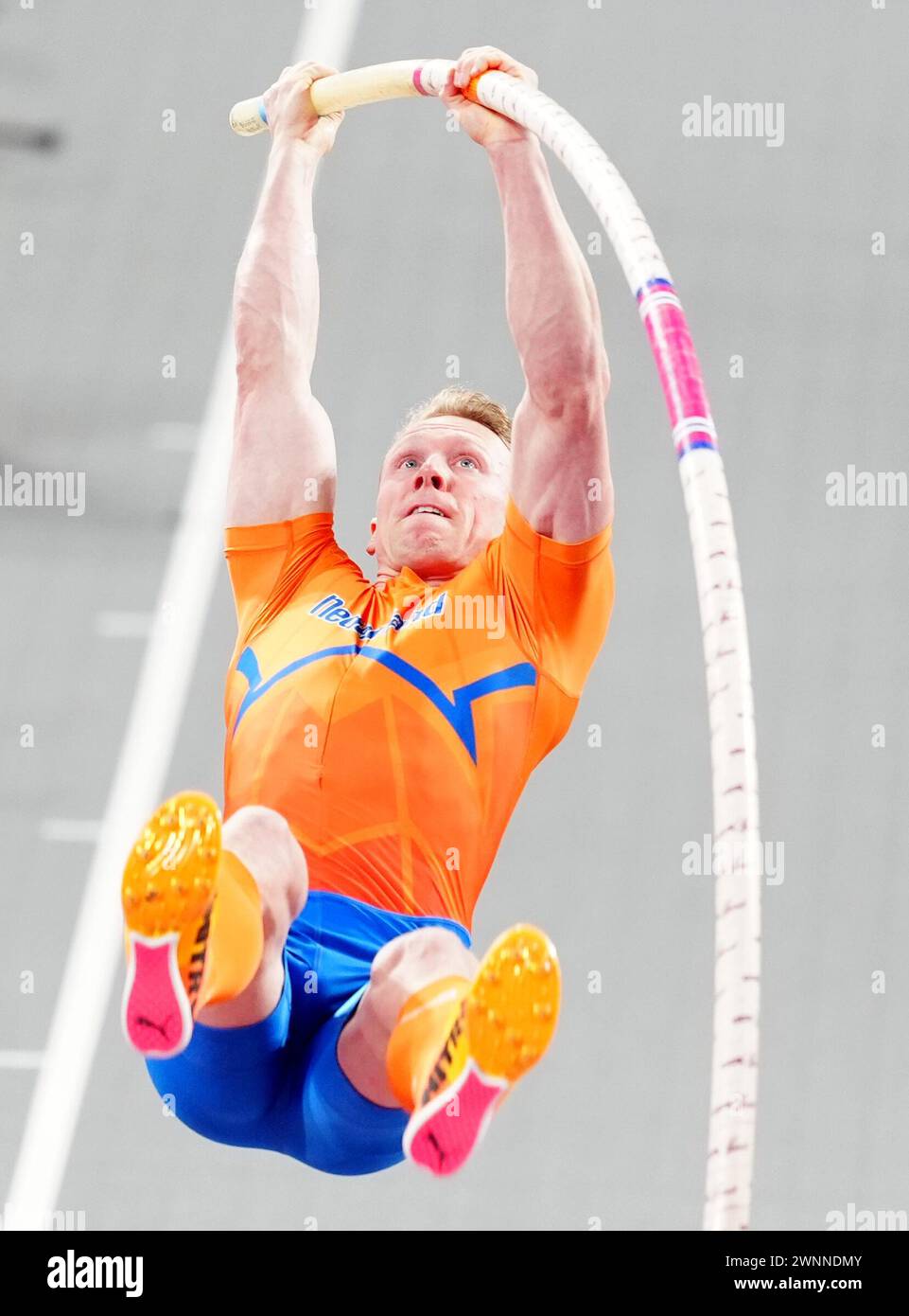 Menno Vloon, olandese, nel caveau maschile durante il terzo giorno dei Campionati mondiali di atletica indoor all'Emirates Arena di Glasgow. Data foto: Domenica 3 marzo 2024. Foto Stock