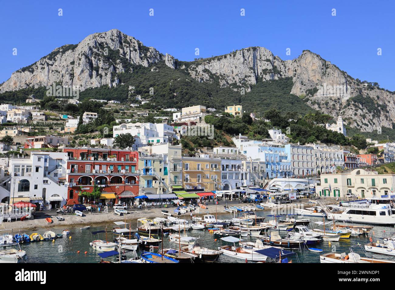 Porto colorato, Marina Grande sulla splendida isola mediterranea di Capri, Italia Foto Stock