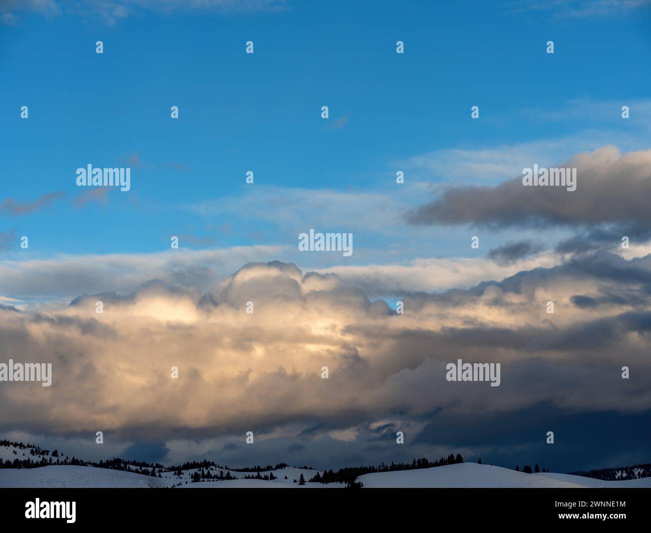 Nuvole piene e cielo blu sopra un paesaggio invernale dell'Idaho Foto Stock