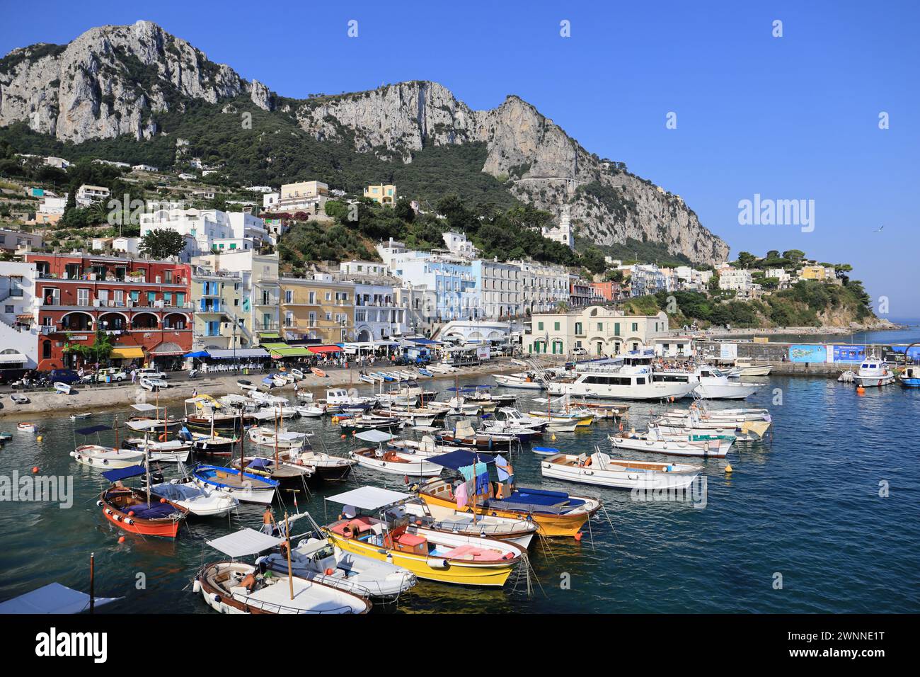 Porto colorato, Marina Grande sulla splendida isola mediterranea di Capri, Italia Foto Stock