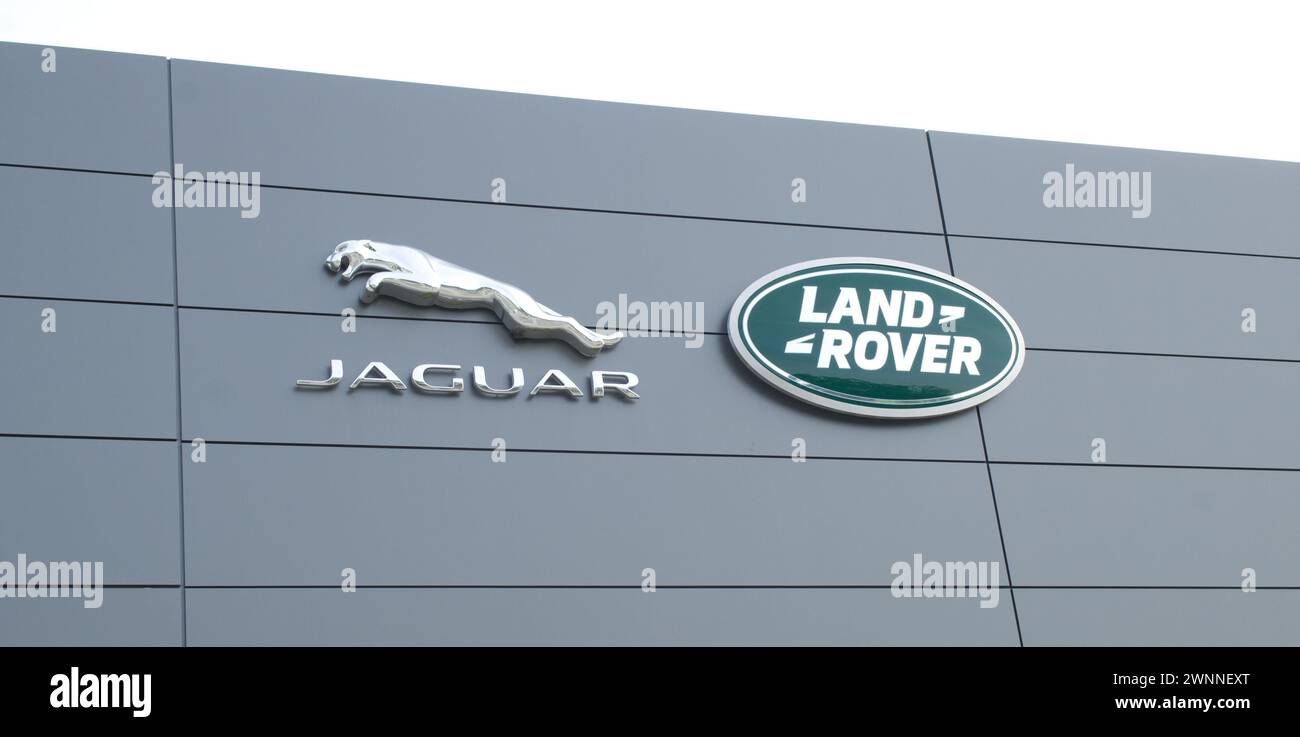 OCALA, FLORIDA USA - 22 OTTOBRE 2023 concessionaria Land Rover con logo ovale verde sulla parte anteriore dell'edificio con sfondo celeste. Jaguar Land Rover Limited Foto Stock