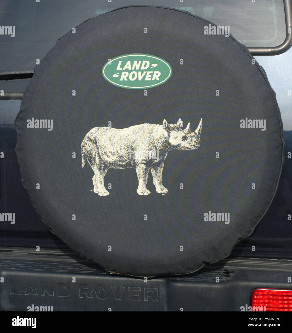 OCALA, FLORIDA Stati Uniti d'America - 22 OTTOBRE 2023 copertura per rinoceronte Land Rover con logo ovale verde sul retro di un veicolo fuoristrada 4x4 sporco. Limite Jaguar Land Rover Foto Stock
