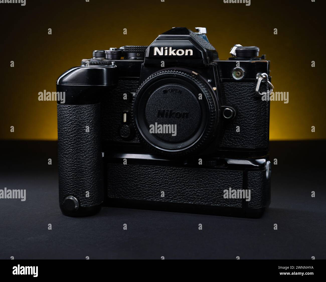 Gothenburg, Svezia - febbraio 25 2024: Fotocamera Nikon FM con avvolgitore Foto Stock Gothenburg, Svezia - febbraio 25 2024: Fotocamera Nikon FM con avvolgitore Foto Stock