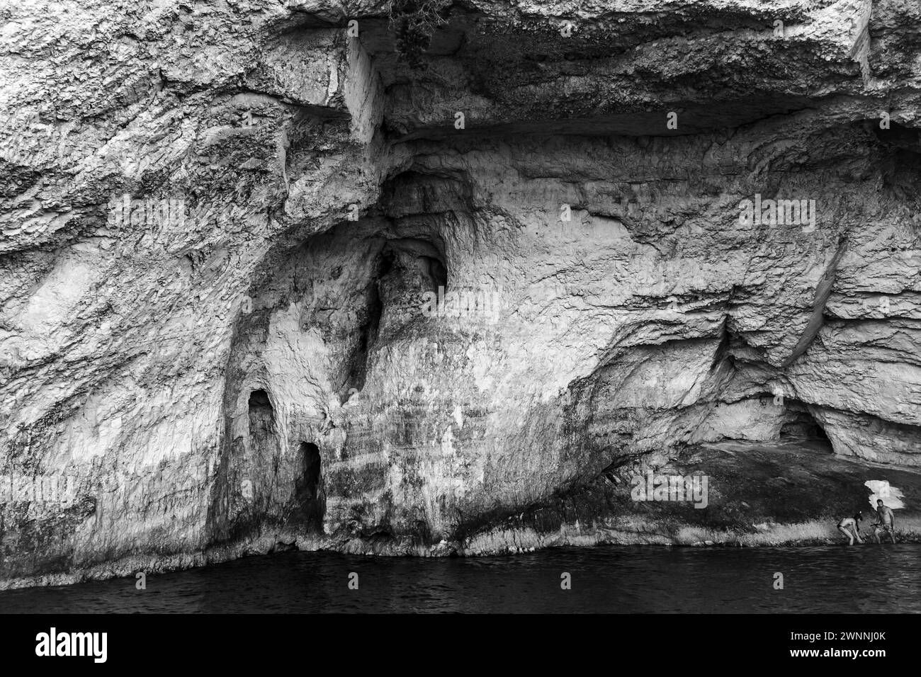 Zante, Grecia - 20 agosto 2016: I turisti nuotano presso le grotte blu, la costa rocciosa dell'isola greca di Zante con archi di pietra naturale. Popolare lan naturale Foto Stock