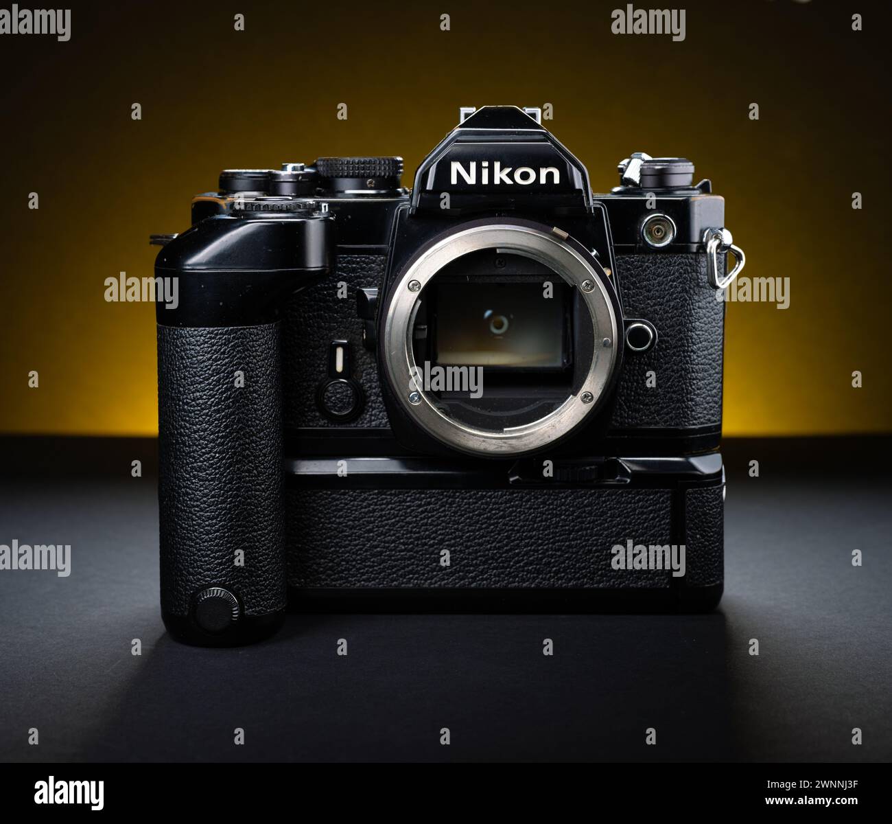 Gothenburg, Svezia - febbraio 25 2024: Fotocamera Nikon FM con avvolgitore Foto Stock Gothenburg, Svezia - febbraio 25 2024: Fotocamera Nikon FM con avvolgitore Foto Stock