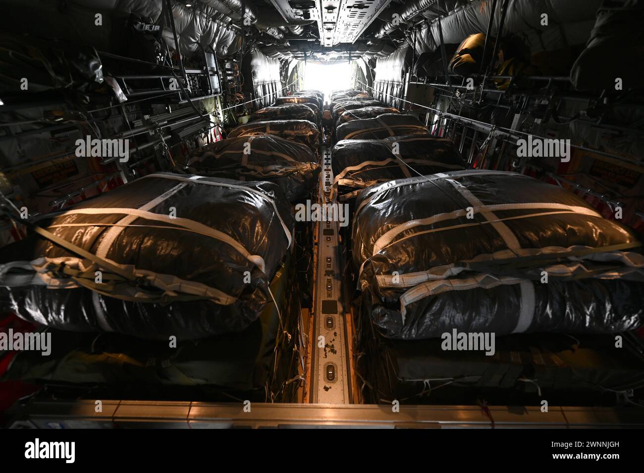 Striscia di Gaza, Israele. 2 marzo 2024. Un aereo C-130J Super Hercules della U.S. Air Force si prepara a lanciare 66 pallet di aiuti umanitari per i rifugiati palestinesi intrappolati dalla guerra israeliana contro Hamas, 2 marzo 2024, sopra la Striscia di Gaza, territori palestinesi. Un totale di 38.000 MRE sono stati sganciati da tre aerei statunitensi. Credito: TSgt. Christopher Hubenthal/US Airforce Photo/Alamy Live News Foto Stock