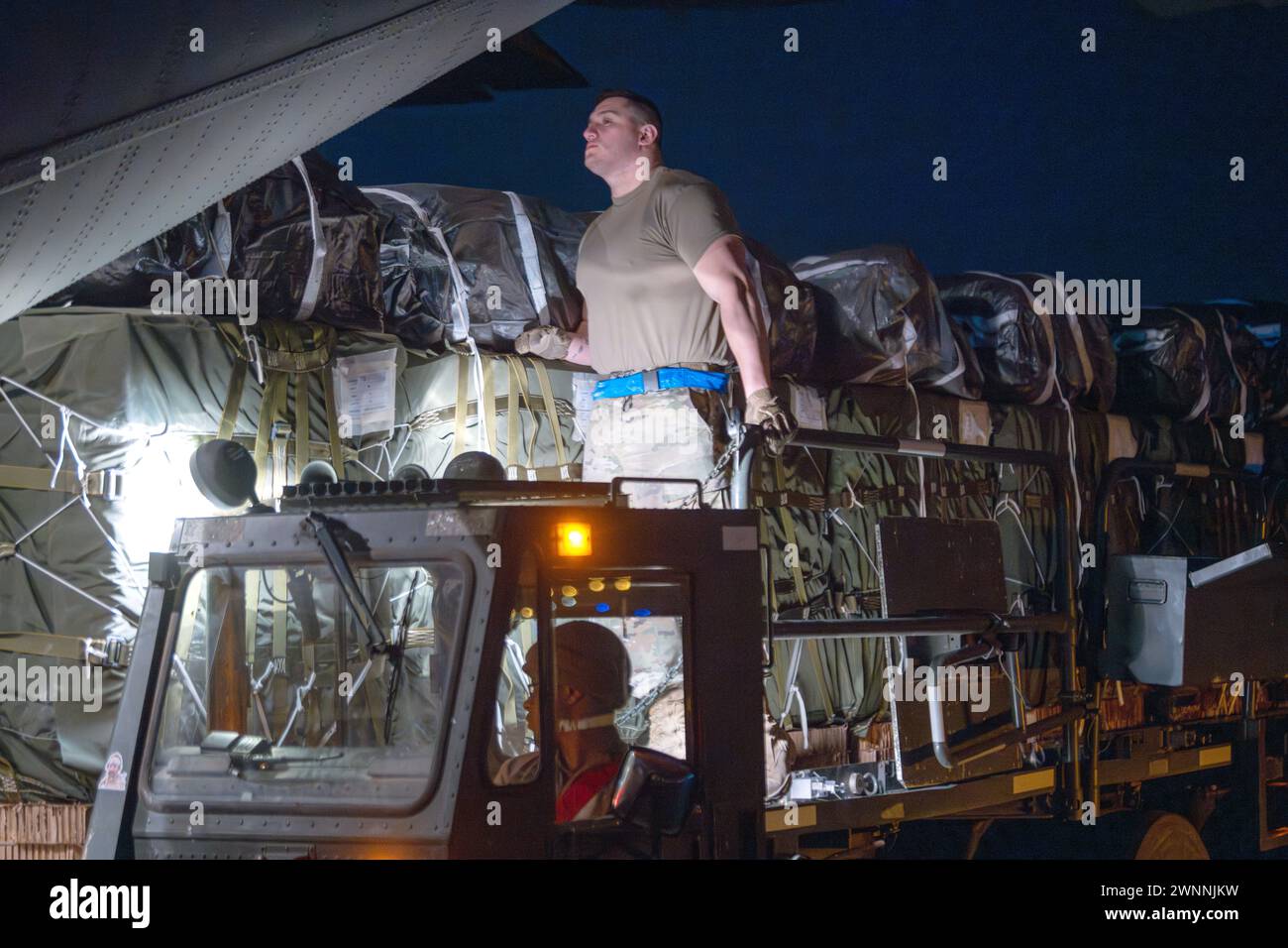 Azraq, Giordania. 1 marzo 2024. Gli aviatori della U.S. Air Force caricano pallet per aiuti umanitari nella stiva di carico di un aereo C-130J Super Hercules della U.S. Air Force presso la Muwaffaq salti Air base, 1 marzo 2024, ad Azraq, Governatorato di Zarqa, Giordania. Gli aiuti alimentari saranno lanciati in aria ai rifugiati palestinesi intrappolati dalla guerra israeliana contro Hamas. Credito: TSgt. Christopher Hubenthal/US Airforce Photo/Alamy Live News Foto Stock