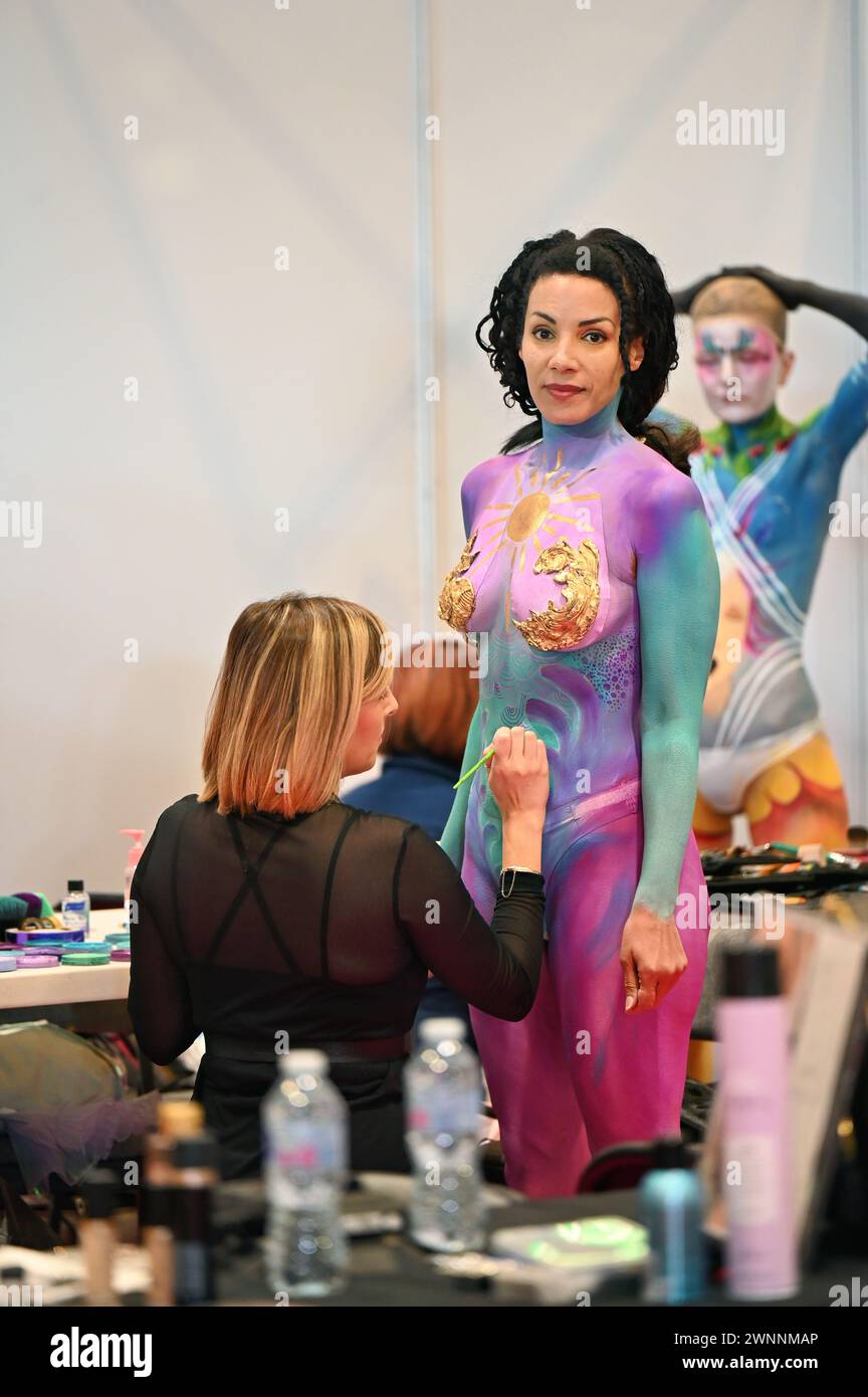 Londra, Regno Unito. 3 marzo 2024. Body Painting by Cat - Face Painting, Body Art & Glitter Stalls Exhibition all'evento leader del Regno Unito per i professionisti di spa, salone e unghie all'Excel London, Regno Unito. Credito: Vedi li/Picture Capital/Alamy Live News Foto Stock