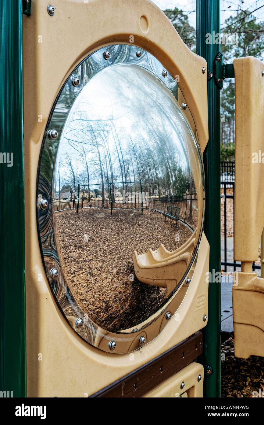 Specchio convesso su un parco giochi situato in un parco giochi per bambini in un quartiere residenziale a Pike Road, Alabama, USA. Foto Stock