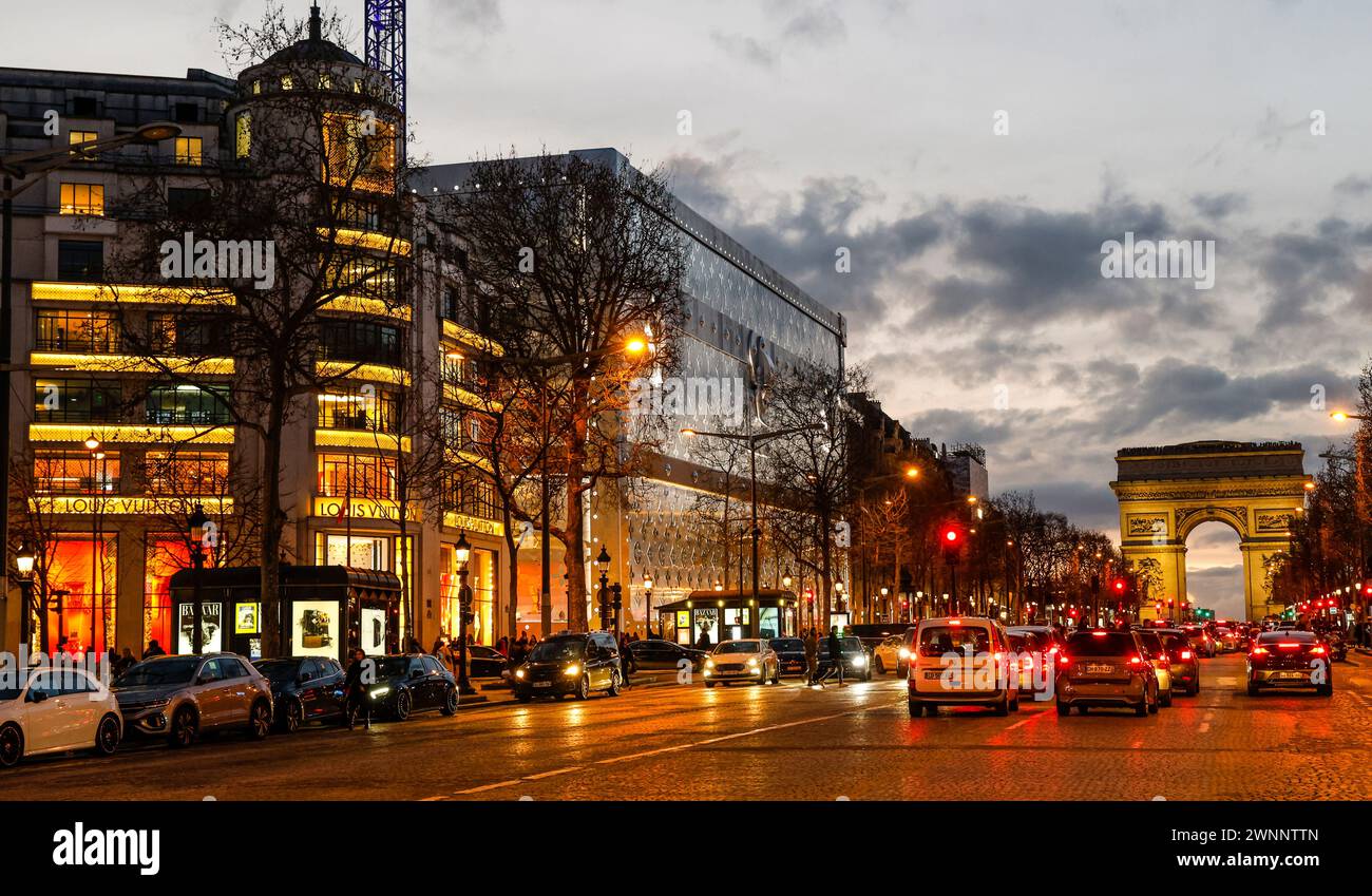 UN TRONCO MAMMOTH LOUIS VUITTON SUGLI CHAMPS ELYSEES DI PARIGI Foto Stock