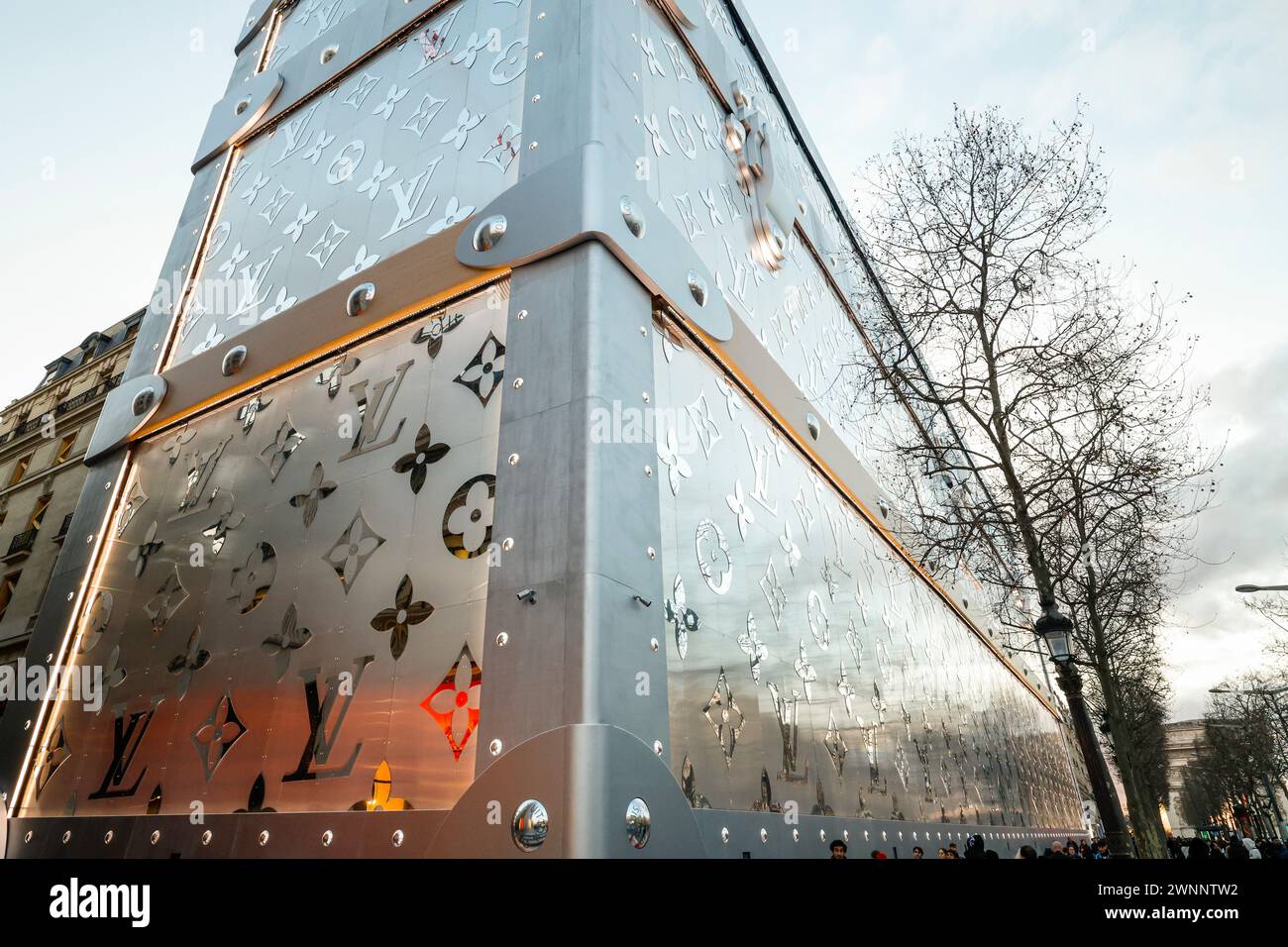 UN TRONCO MAMMOTH LOUIS VUITTON SUGLI CHAMPS ELYSEES DI PARIGI Foto Stock